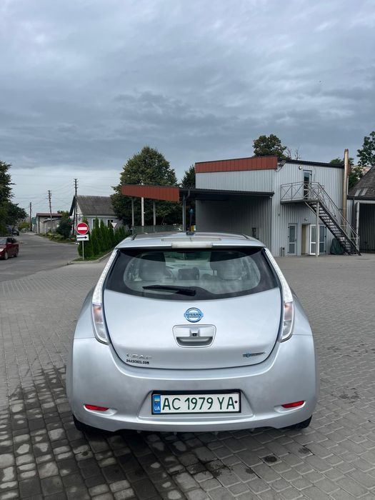 Nissan leaf з підігрівом і сонячною панелью