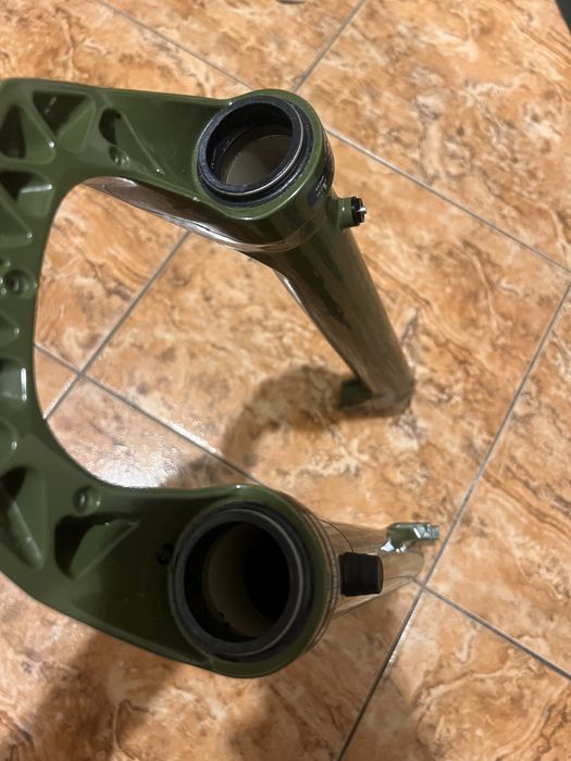 RockShox Lyrik Ultimate RC2,Dolna golen widelca