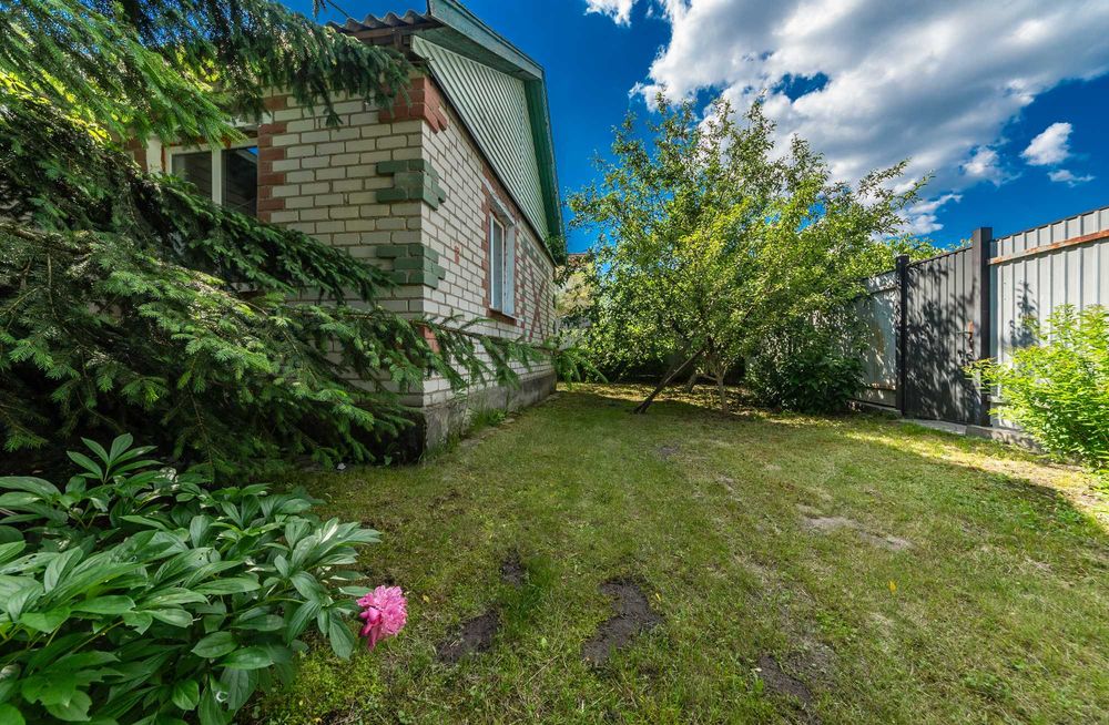 Продається затишний будинок у селі Колонщина з ділянкою 12 соток.