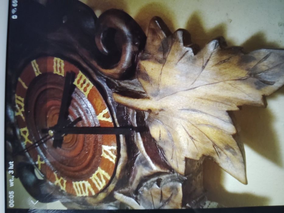 Zegar ręczna robota rzeźbiony