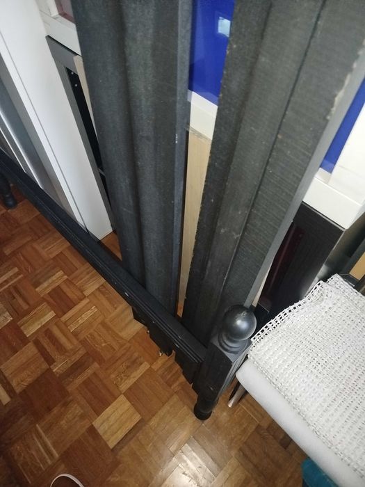 Cama de solteiro restaurada, de cor preto mate.