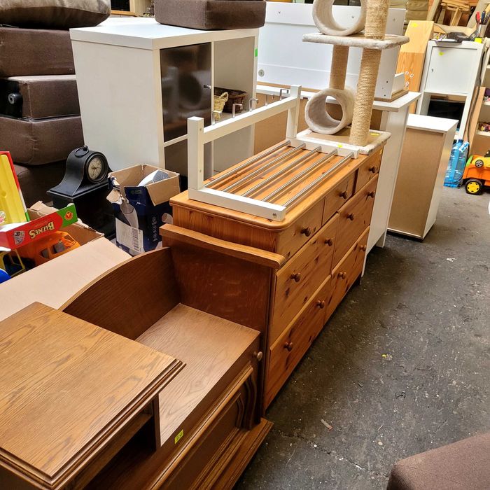 Pojemna komoda w dobrym stanie. Możliwy transport