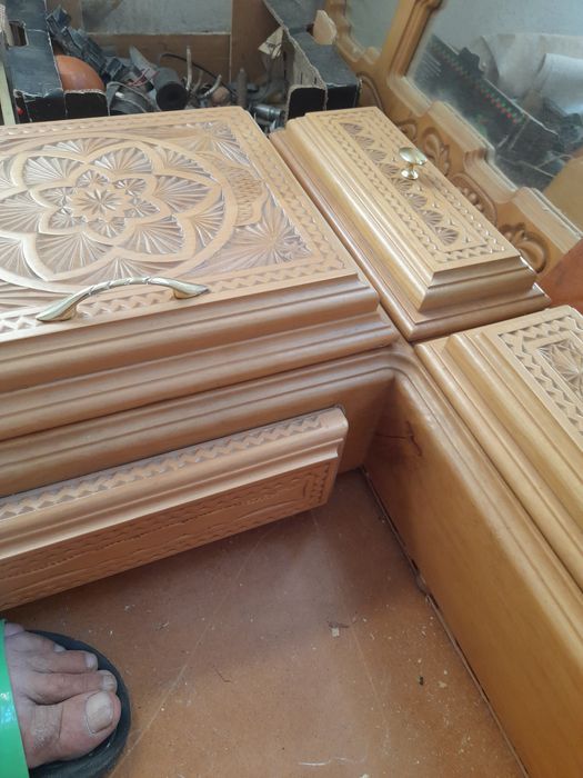 Прод.трюмо ручной работы,резной,лес ольха.