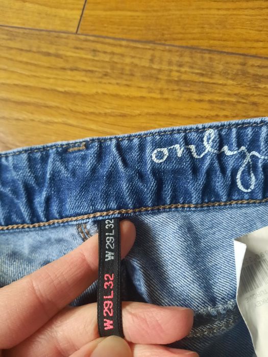 Spodnie jeansy W29 L32. Modne przetarcia.
