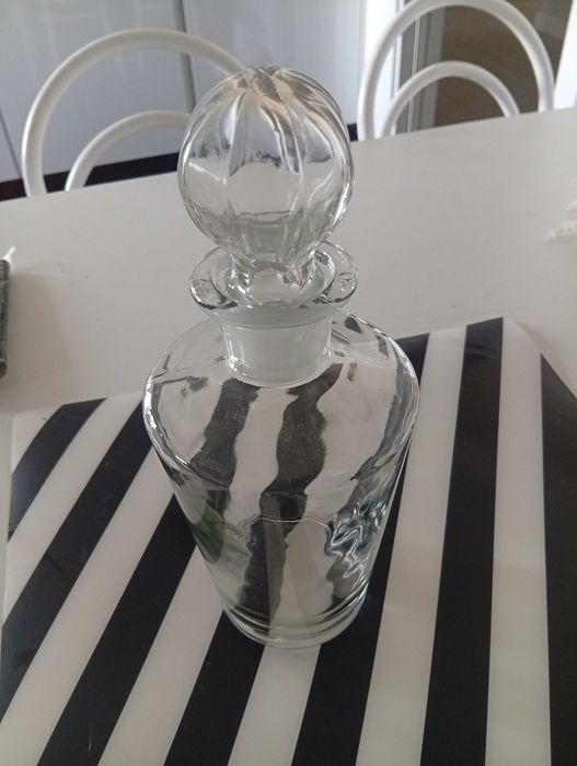 Garrafa em vidro fino, tipo cristal