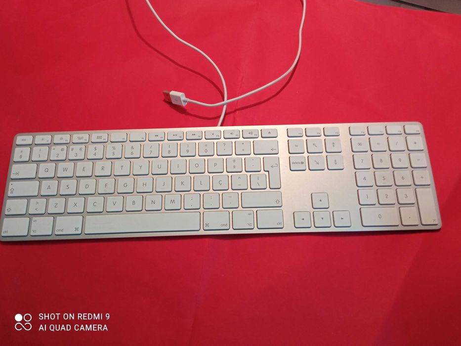 Teclado APPLE - COM Fio - como NOVO
