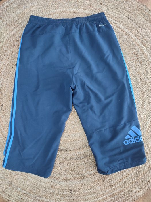 Granatowe spodnie 3/4 Adidas M  z niebieskimi paskami, klasyczne logo,