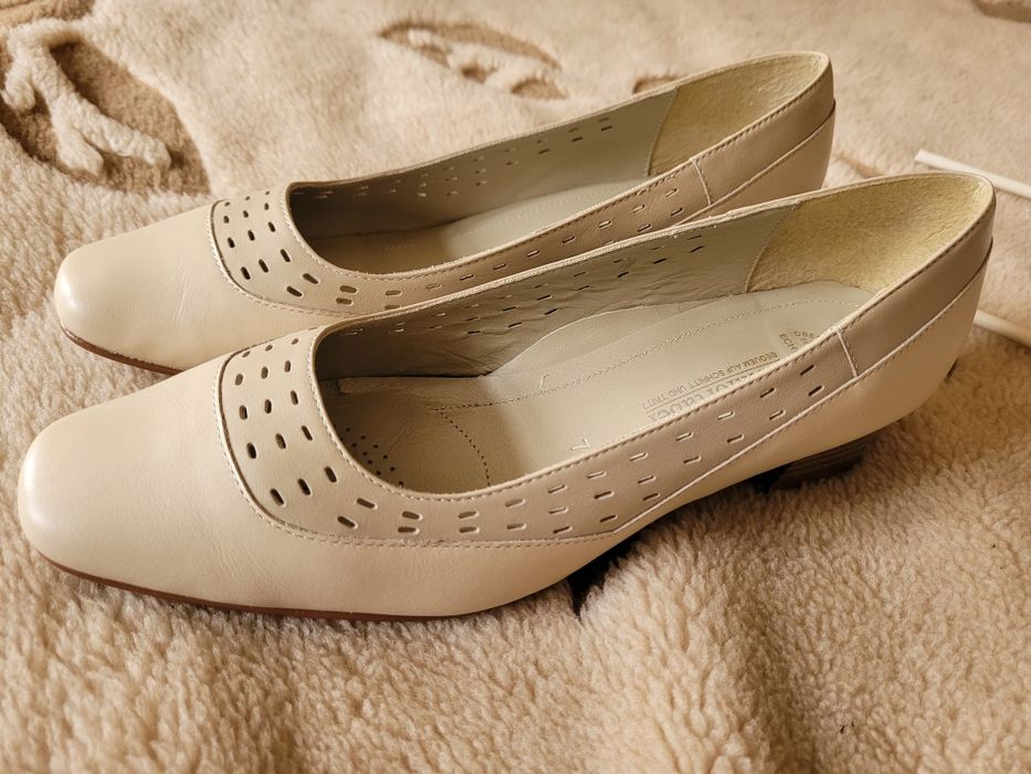 skórzane czółenka na słupku beż 41 7 na 26.5 27cm comfort