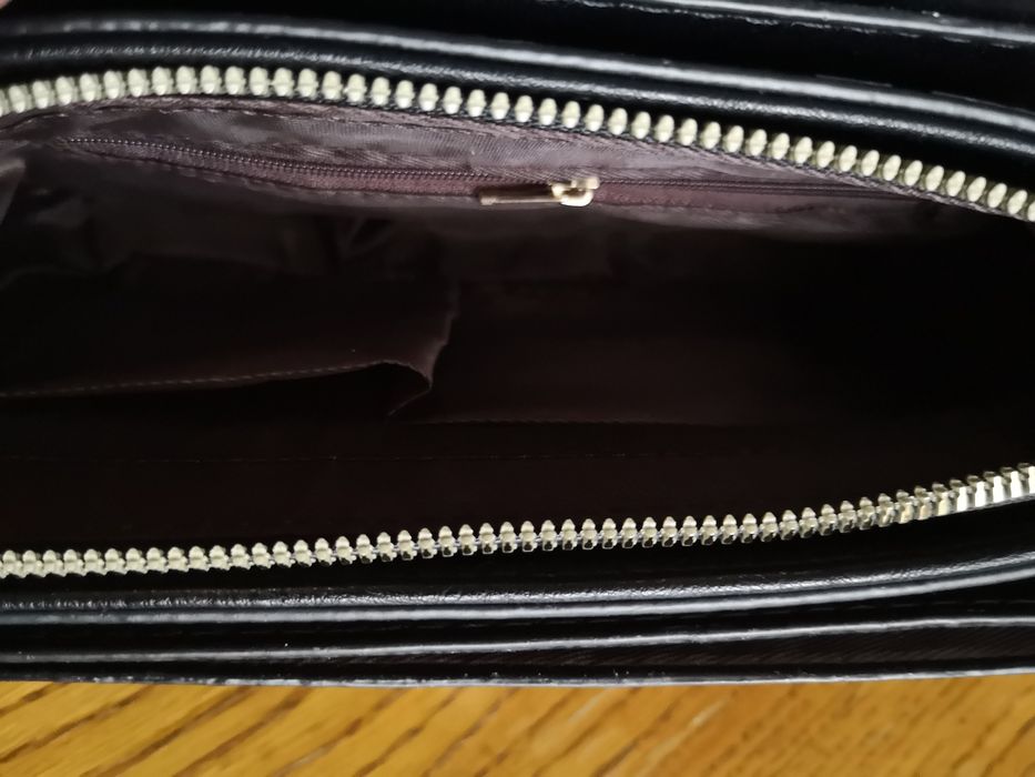 Mała torebka z ozdobnym zapięciem