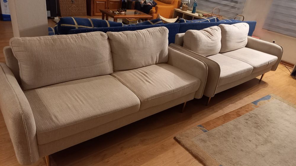 Sofá cor bege com algum uso .