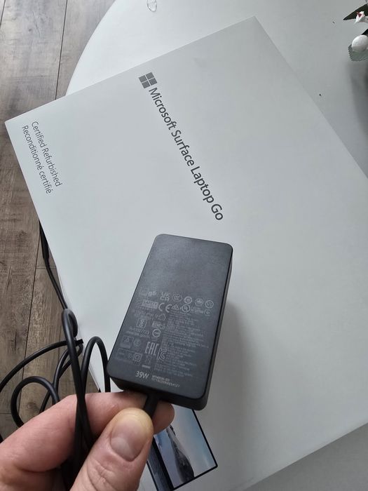 Microsoft Surface Laptop Go i5 10th 8GB Ram 128 ssd jak nowy