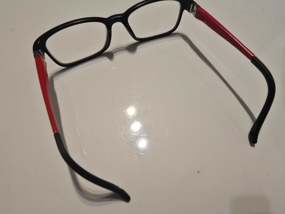 Dziecięce okulary korekcyjne kolor czarnoczerwony elastyczne