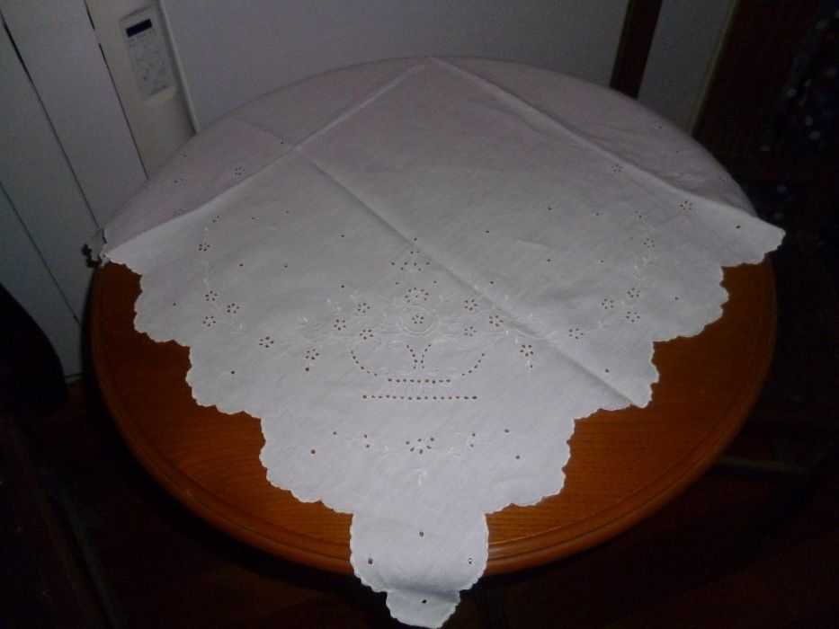 Toalha quadrada bordado Ilha Madeira com 82 cm de lado