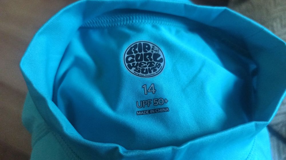 Koszulka do sportów wodnych firmy RIP Curl. Damska