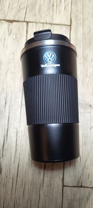 Sprzedam termo kubek próżniowy Volkswagen w kolorze czarnym