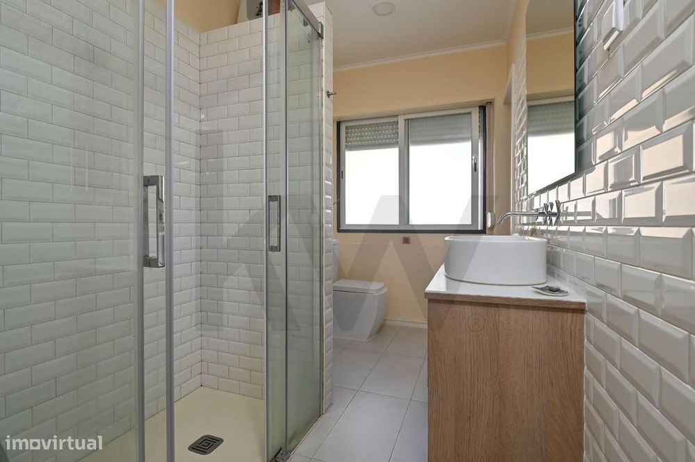 Apartamento T2 Renovado com Varanda no Centro da Parede I Cascais