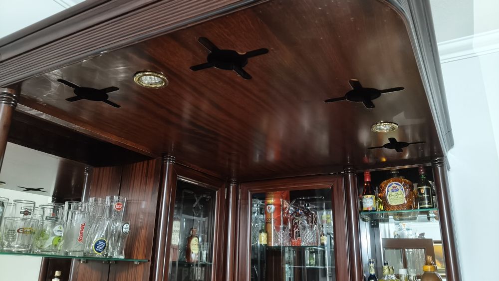 Vendo bar de sala com iluminação em madeira de mogno como novo