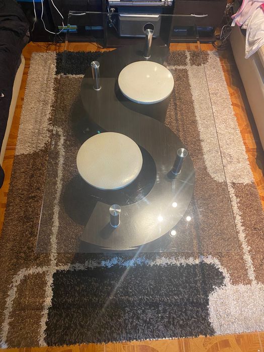 Mesa de sala e respetivos bancos