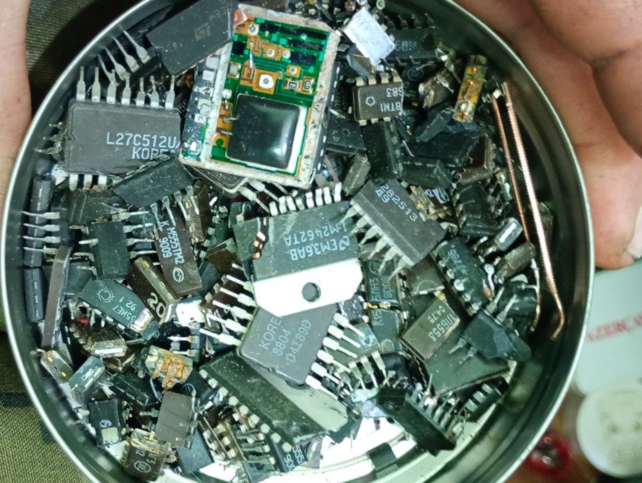 Продам позолоту з мікросхем та радіо деталі  ціна договірна