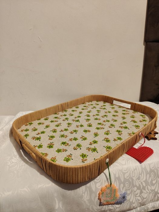 Piękna stara rattanowa taca