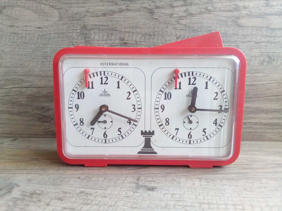 zegar szachowy aradora international