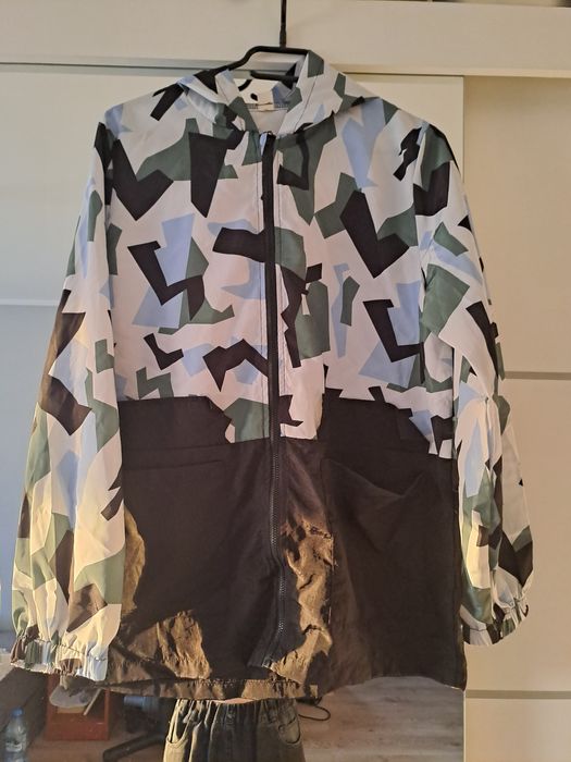 Kurtka wiatrówka z geometrycznym wzorem (zielono-biała-czarna)