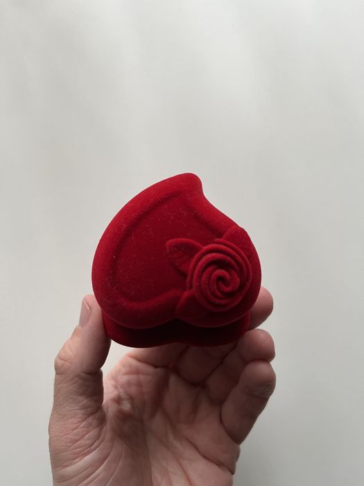 Футляри для каблучок або сережок, один для обручок