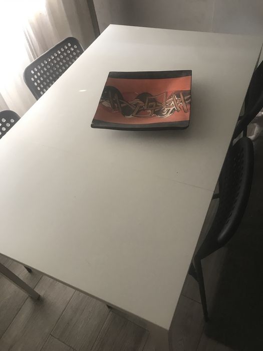 Mesa de sala com 4 cadeiras praticamente nova