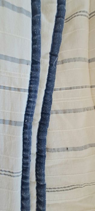 Conjunto de edredão com duas almofadas em tons de branco e azul