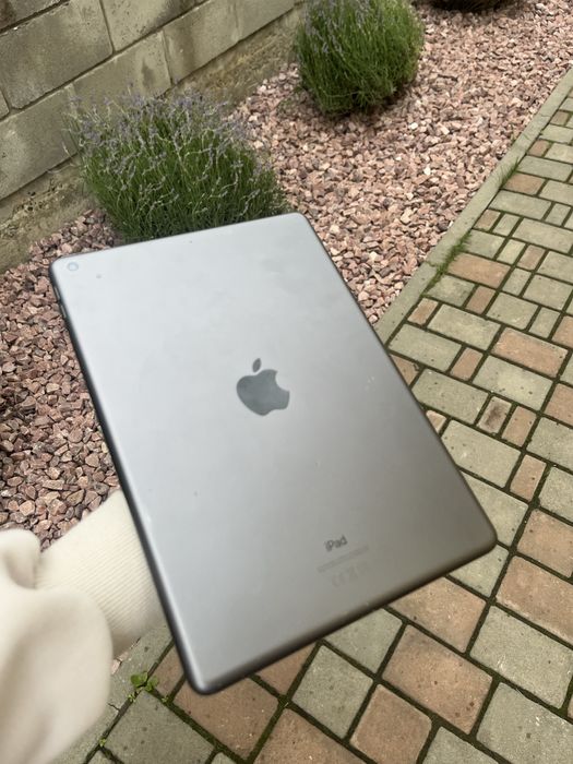 Apple IPad 8 32 GB повний комплект для навчання та роботи