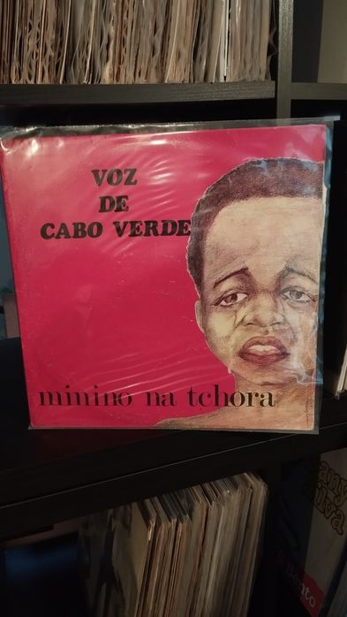 Vendo 35 álbuns de vinil de música africana em muito bom estado de vários artistas só entrego em mão