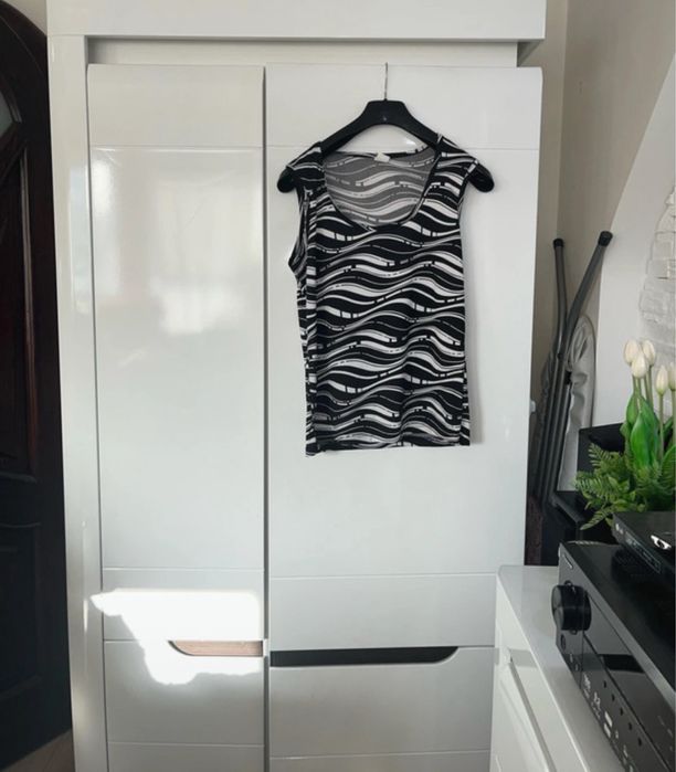 Stylowa bluzka bez rękawów w fale | Czarno-biała