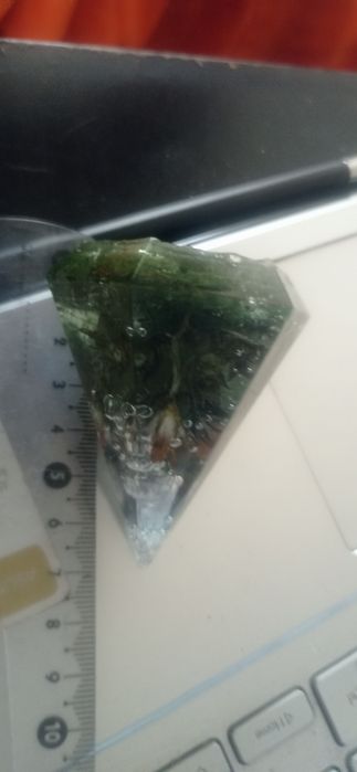 Vendo pirâmide de 7cm em resina