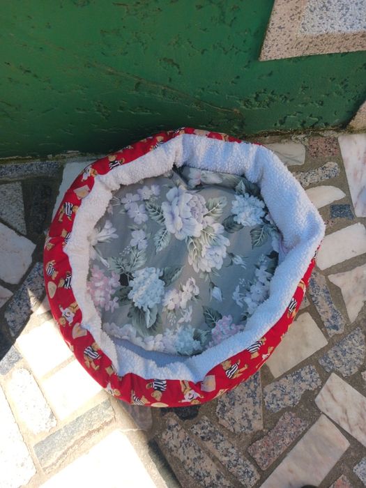 Cama muito bonita para cão ou gato nova