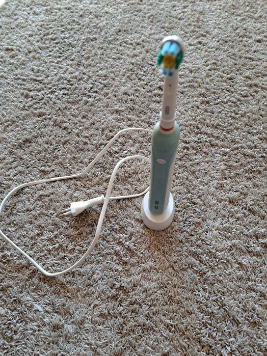 Szczoteczka elektryczna do ręków Oral B Braun