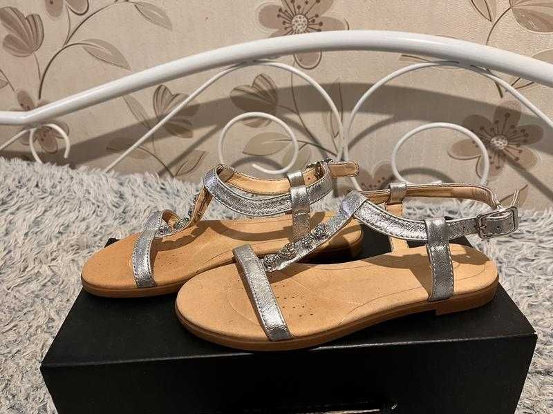 Босоніжки шкіряні Сarks НОВІ