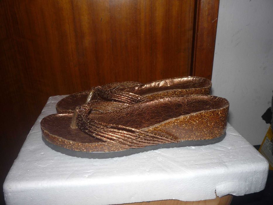 Ofereço sandálias 37