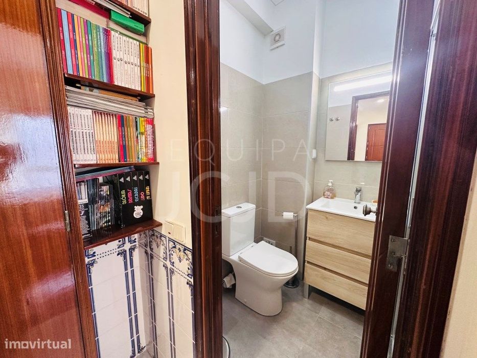 Apartamento T2 Renovado com Varanda e Elevador | Entrecampos, Lisboa
