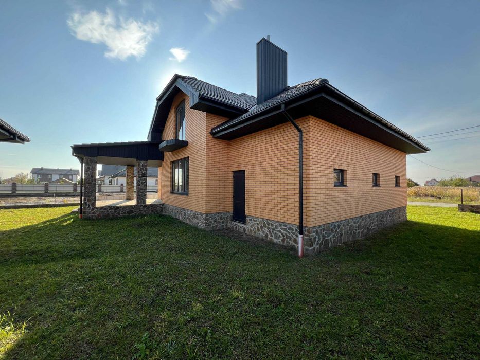 Продаж готового будинку з ділянкою та гаражем !