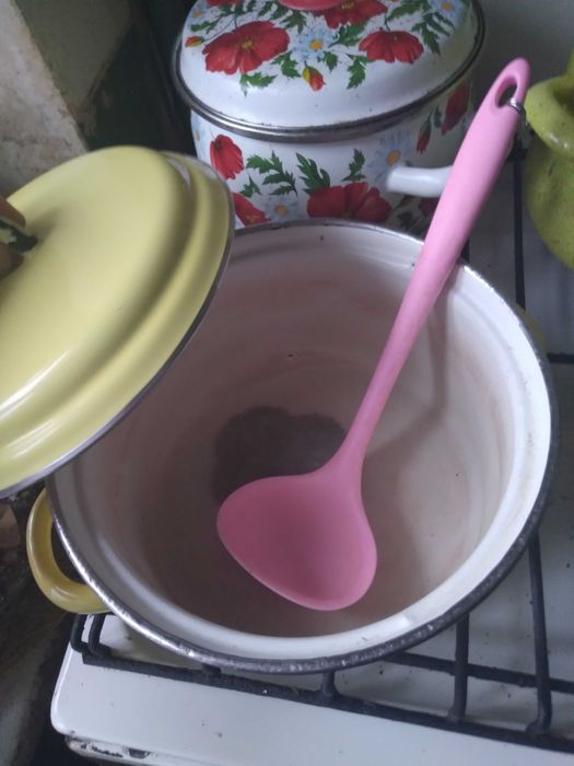 Комплект. Эмалированная кастрюля и Силиконовый половник, черпак.