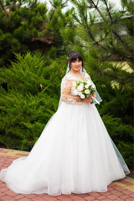 Гарна весільна сукня