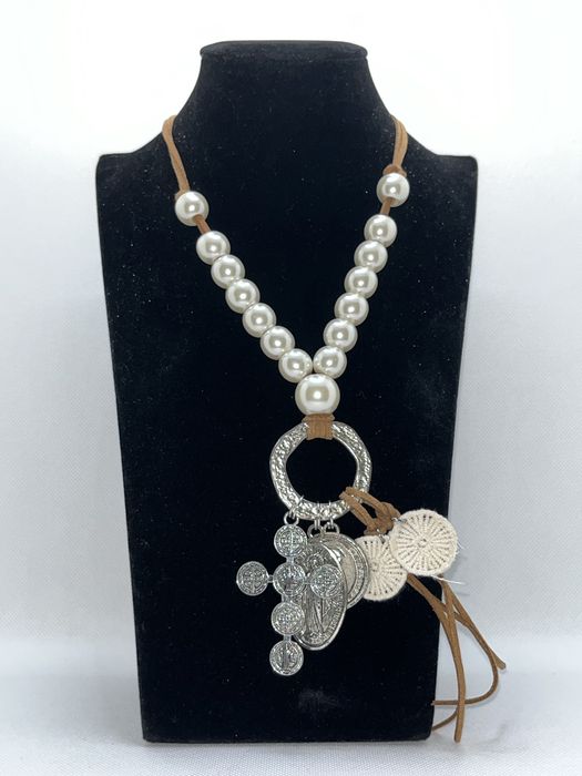 Colares pérolas com diversos pendentes handmade ajustaveis