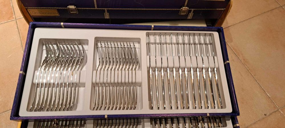Faqueiro Italiano Completo 12 px c/ 125 peças Aço Inox 18/10 e Banho de Ouro 24k GOTTINGHEN