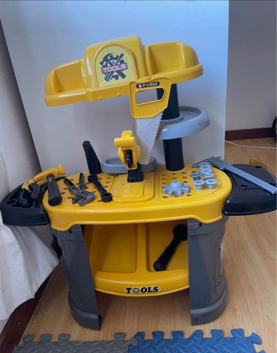 Mesa de ferramentas faz de conta