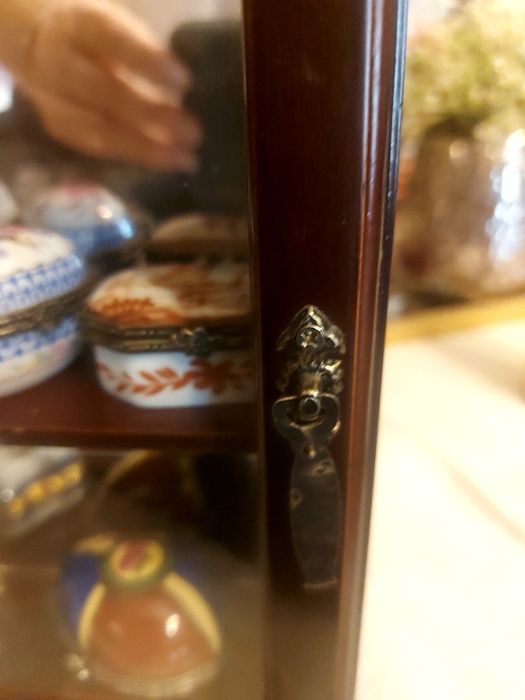 Vitrina  vitrine espelhada em madeira mogno