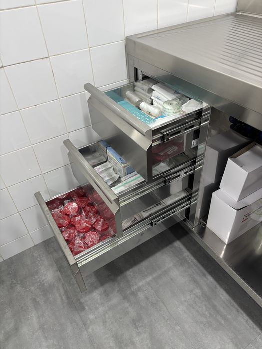 Banca em inox de grandes dimensões