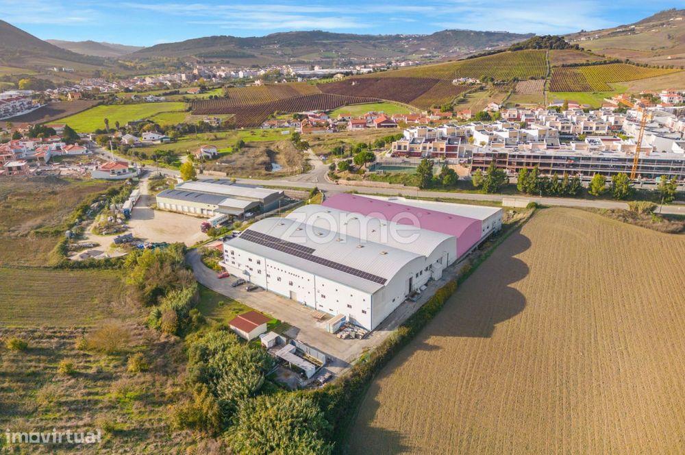 Armazém 2.307 m² com cais, racks e acesso direto à A10