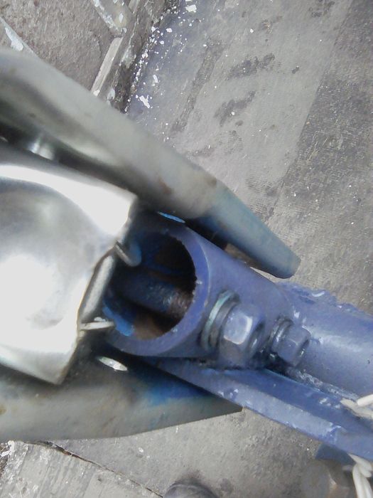 Жосткая сцепку для буксировки авто.