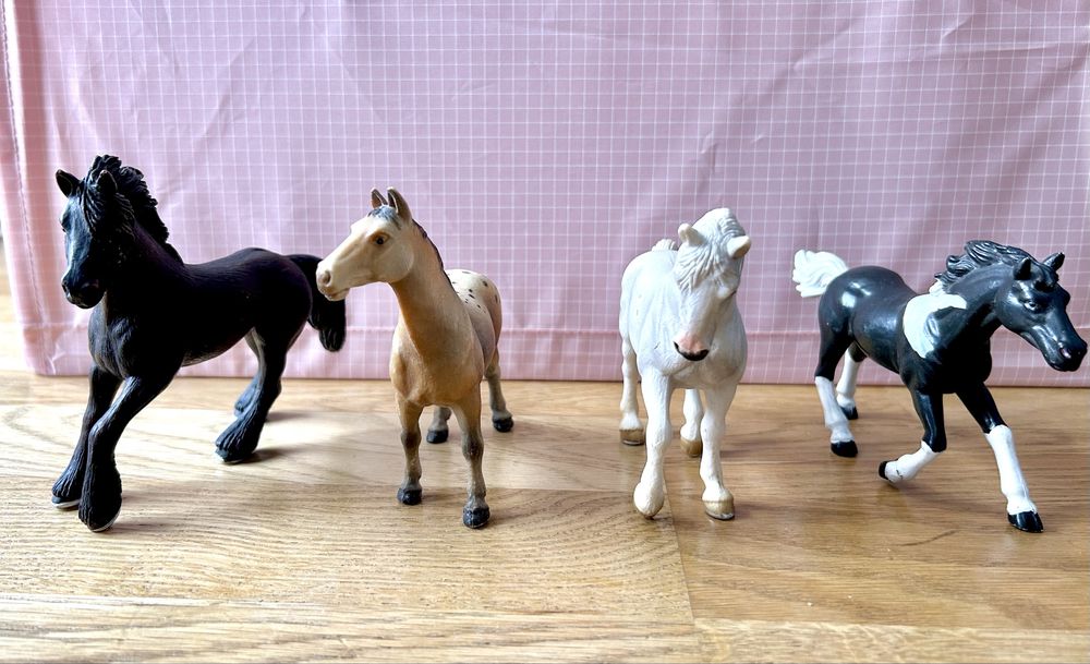 Figurki koni – zestaw 4 szt. (Schleich + 1 innej marki)