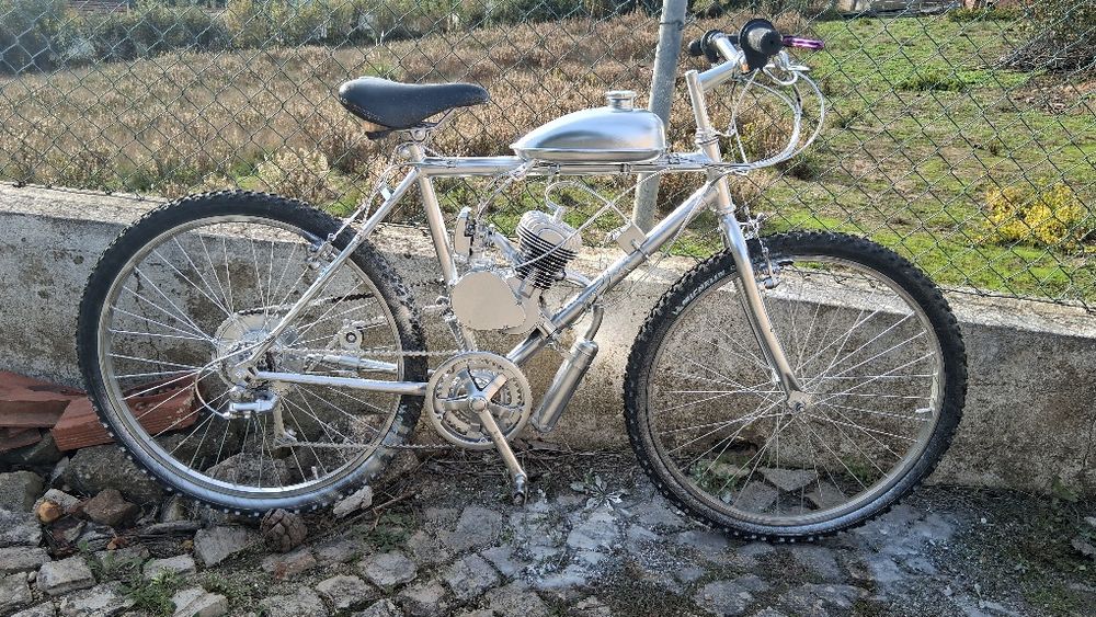 Bicicleta com roda de 26 polegadas e motor de 90cc.